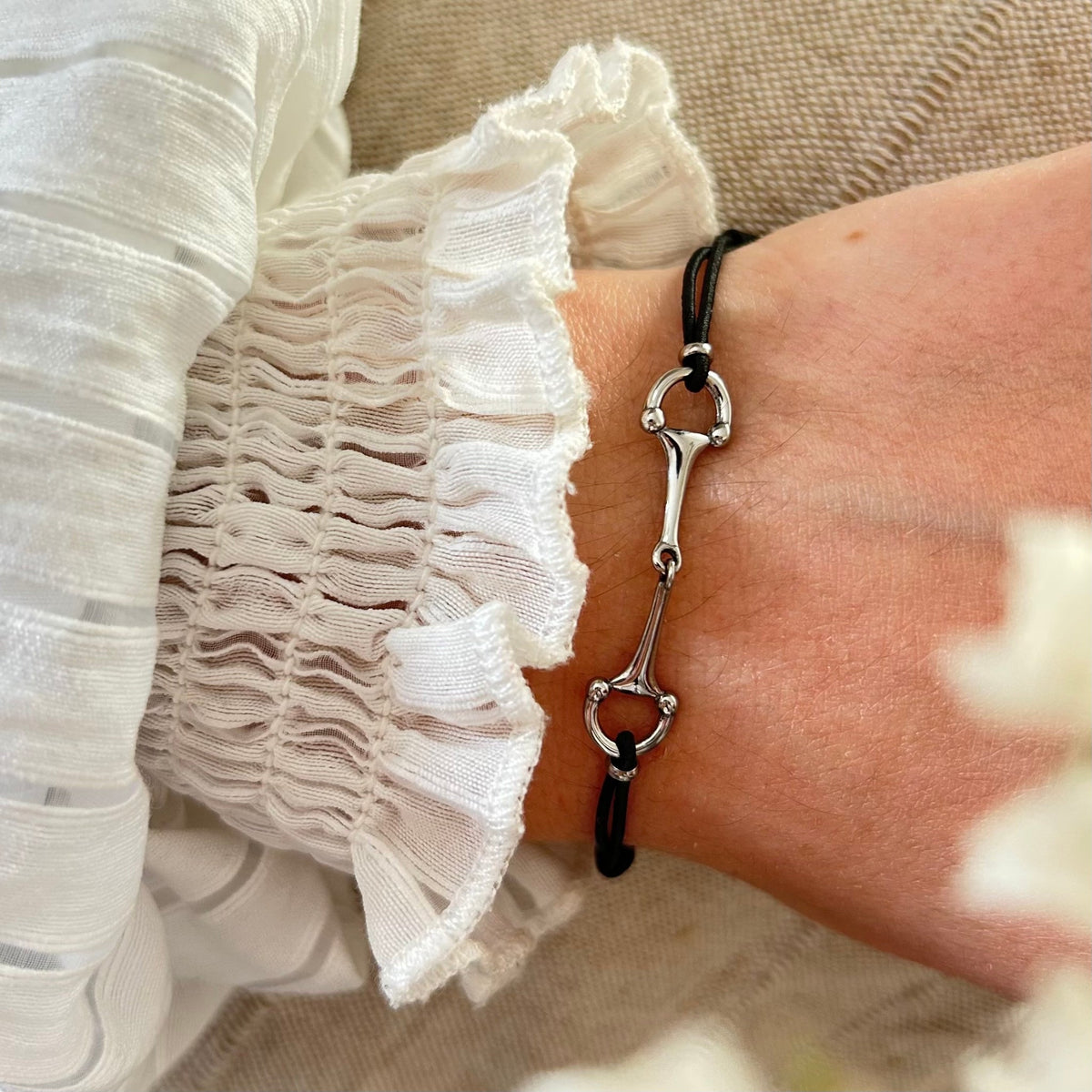 Equestrian Jewelry armband Lana: dun elastisch koordje met een fijne bit in goud of zilver