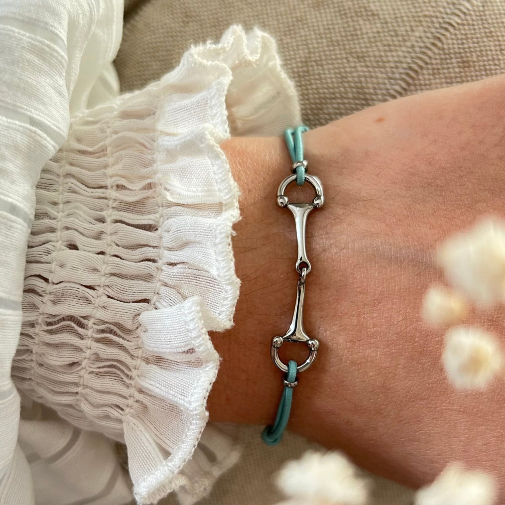 Equestrian Jewelry armband Lana: dun elastisch koordje met een fijne bit in goud of zilver