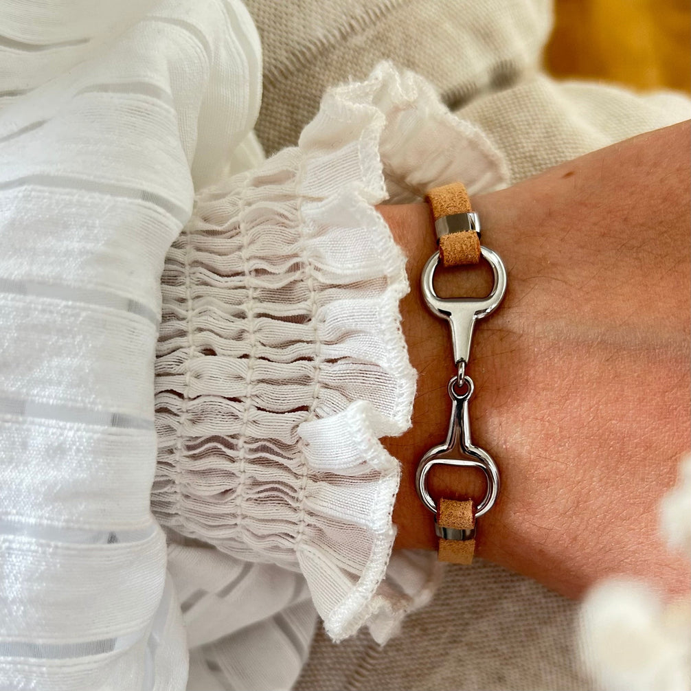 Equestrian Jewelry armband Lilo: bandje in suède-look met een bit in goud of zilver