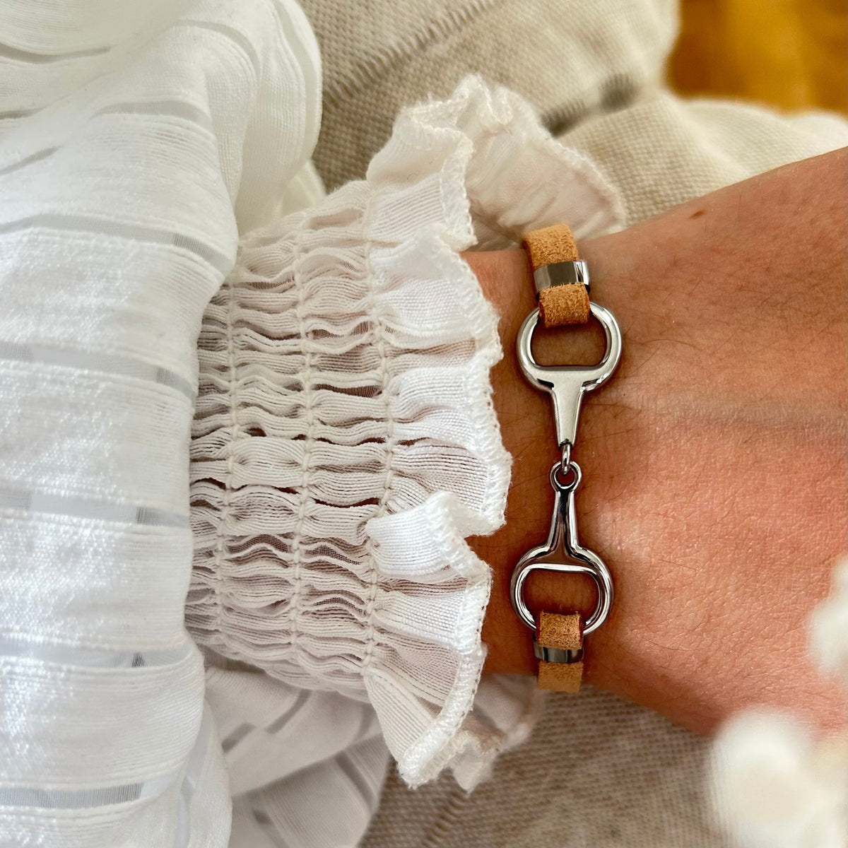 Equestrian Jewelry armband Lilo: bandje in suède-look met een bit in goud of zilver
