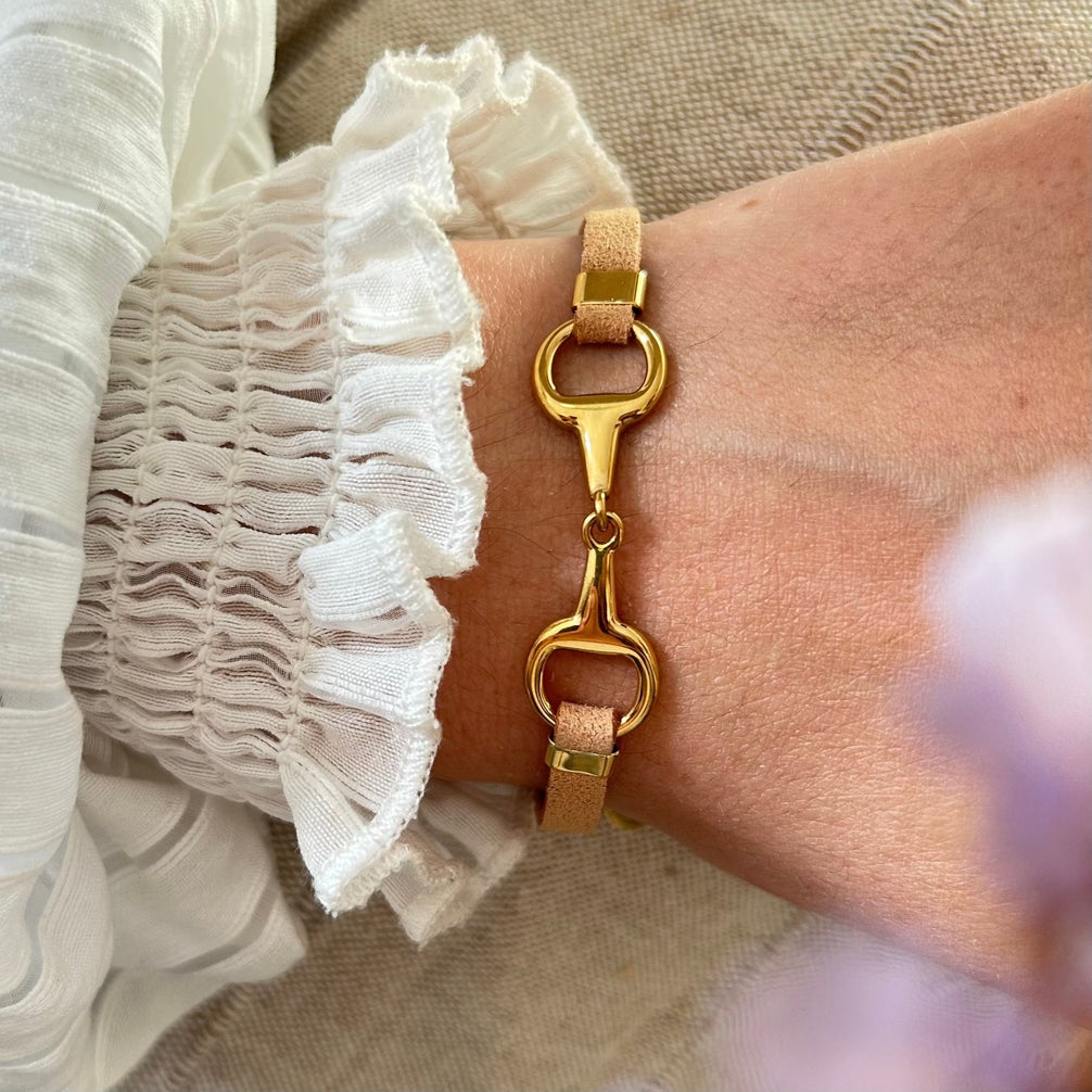 Equestrian Jewelry armband Lilo: bandje in suède-look met een bit in goud of zilver
