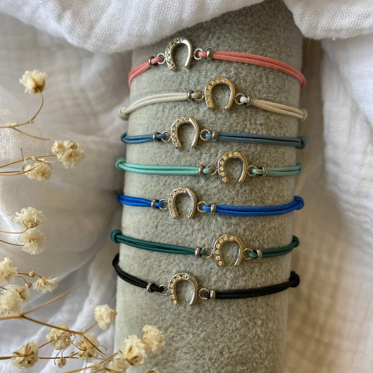 Equestrian Jewelry armband Lola: klein hoefijzer met strass-steentjes op een gekleurd koordje, in goud of zilver