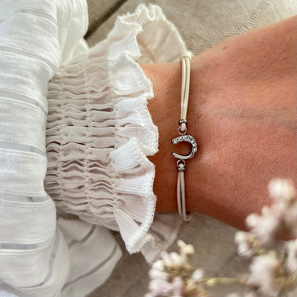 Equestrian Jewelry armband Lola: klein hoefijzer met strass-steentjes op een gekleurd koordje, in goud of zilver