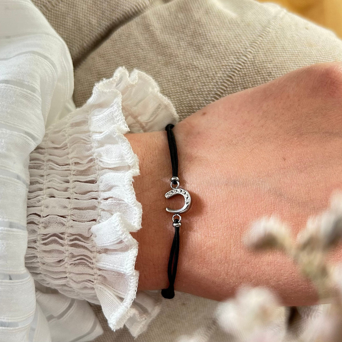 Equestrian Jewelry armband Lola: klein hoefijzer met strass-steentjes op een gekleurd koordje, in goud of zilver