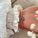 Equestrian Jewelry armband Lola: klein hoefijzer met strass-steentjes op een gekleurd koordje, in goud of zilver