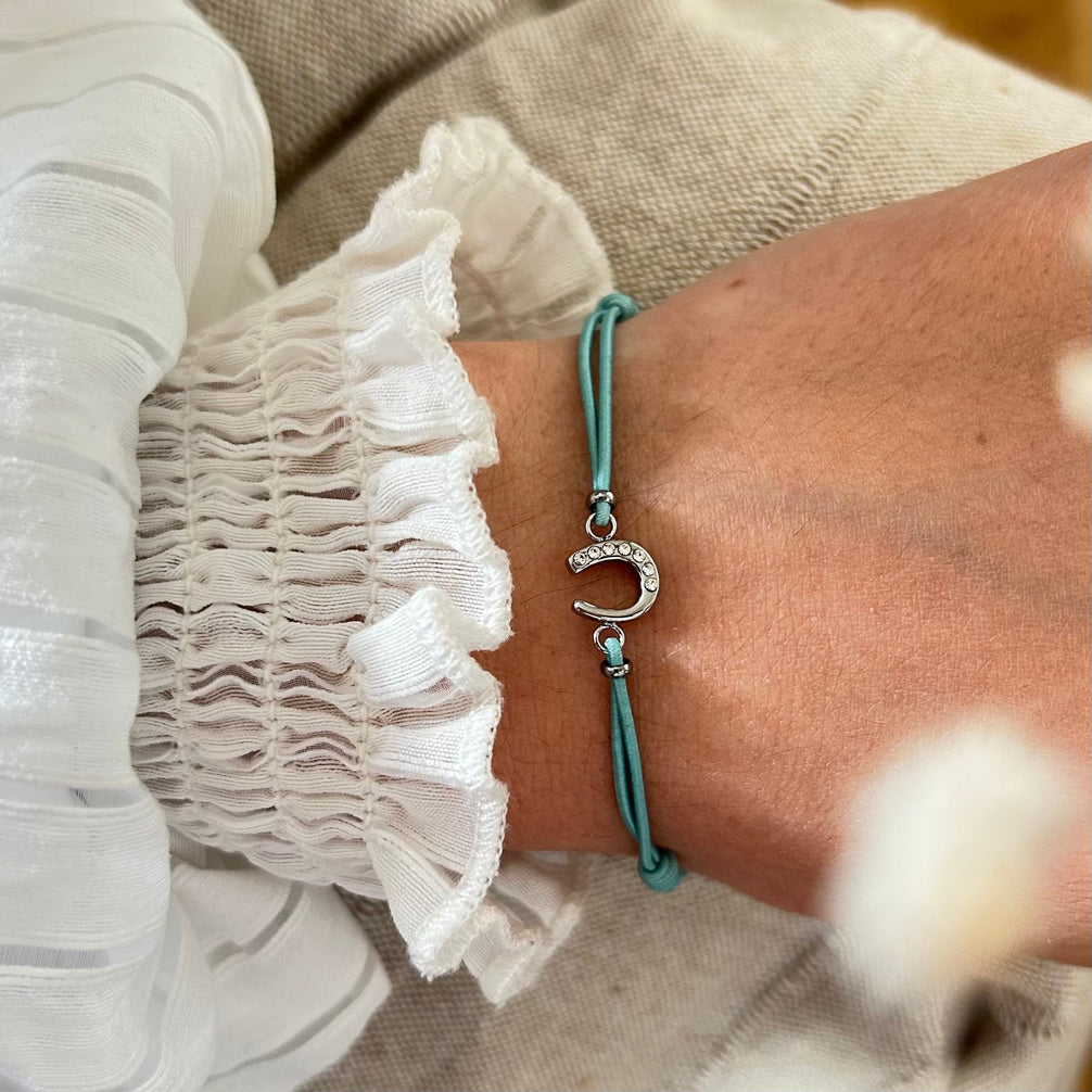 Equestrian Jewelry armband Lola: klein hoefijzer met strass-steentjes op een gekleurd koordje, in goud of zilver