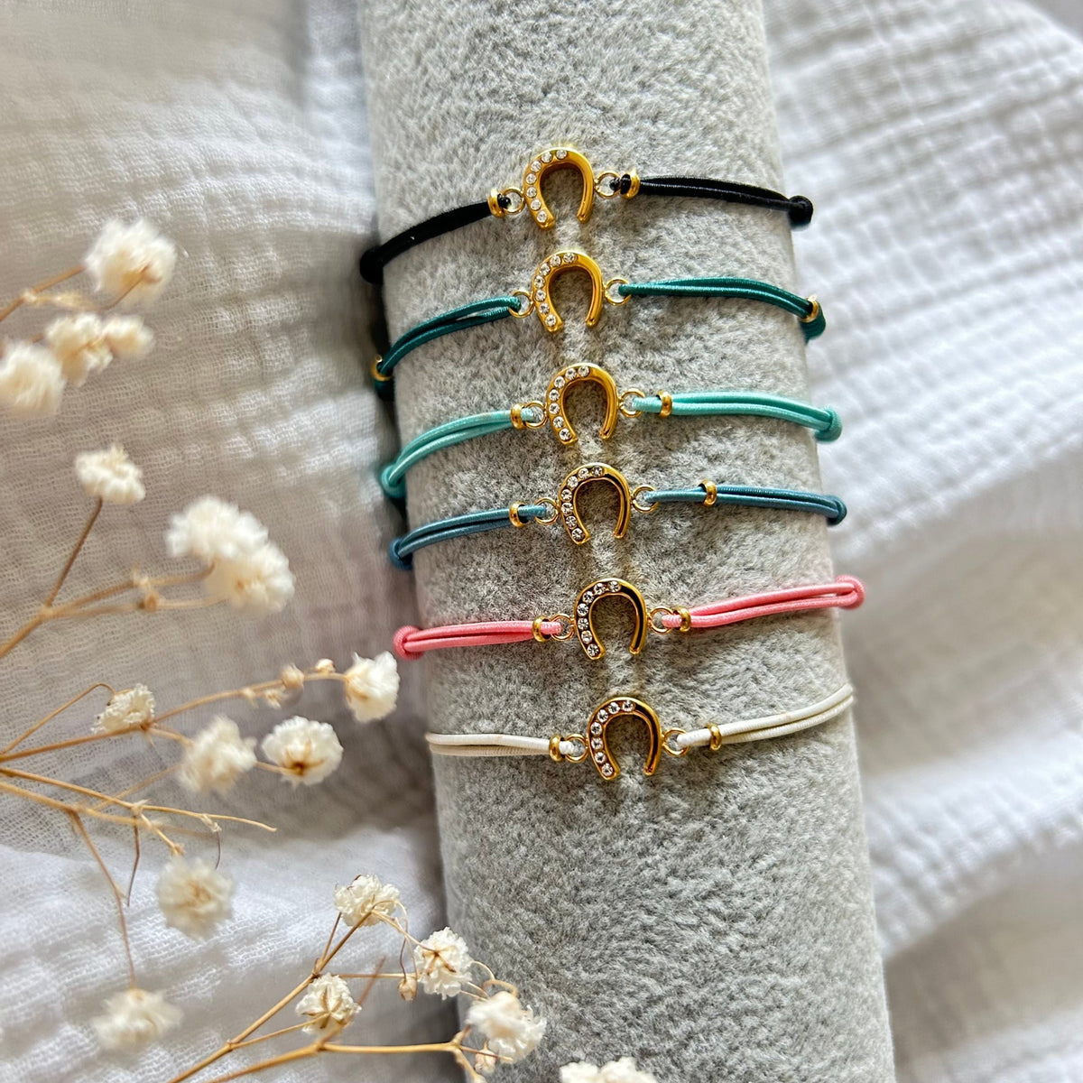 Equestrian Jewelry armband Lola: klein hoefijzer met strass-steentjes op een gekleurd koordje, in goud of zilver