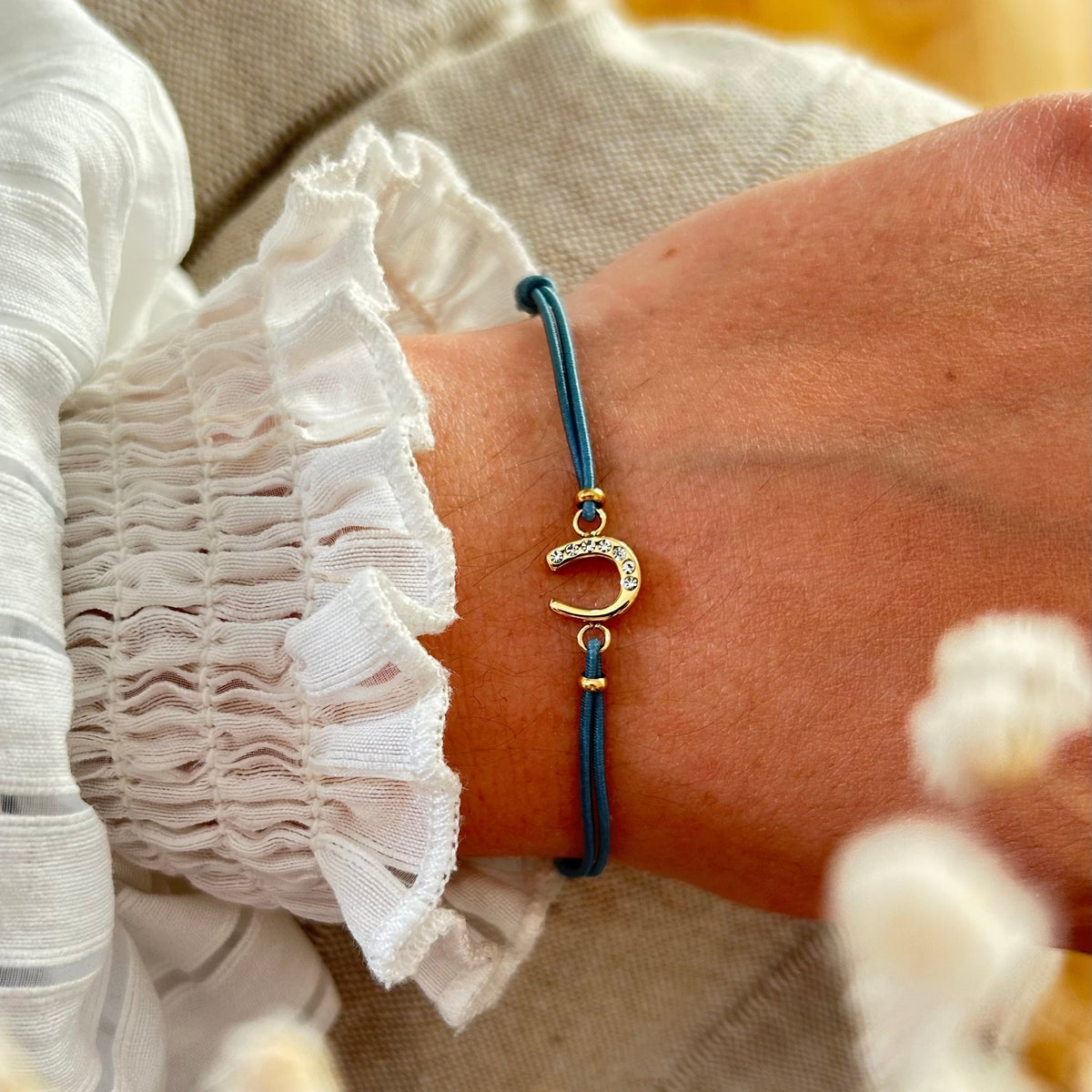 Equestrian Jewelry armband Lola: klein hoefijzer met strass-steentjes op een gekleurd koordje, in goud of zilver