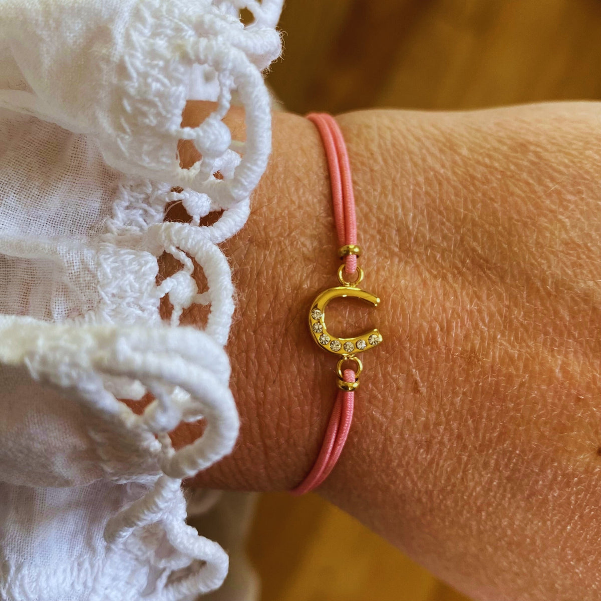 Equestrian Jewelry armband Lola: klein hoefijzer met strass-steentjes op een gekleurd koordje, in goud of zilver