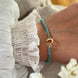 Equestrian Jewelry armband Lola: klein hoefijzer met strass-steentjes op een gekleurd koordje, in goud of zilver