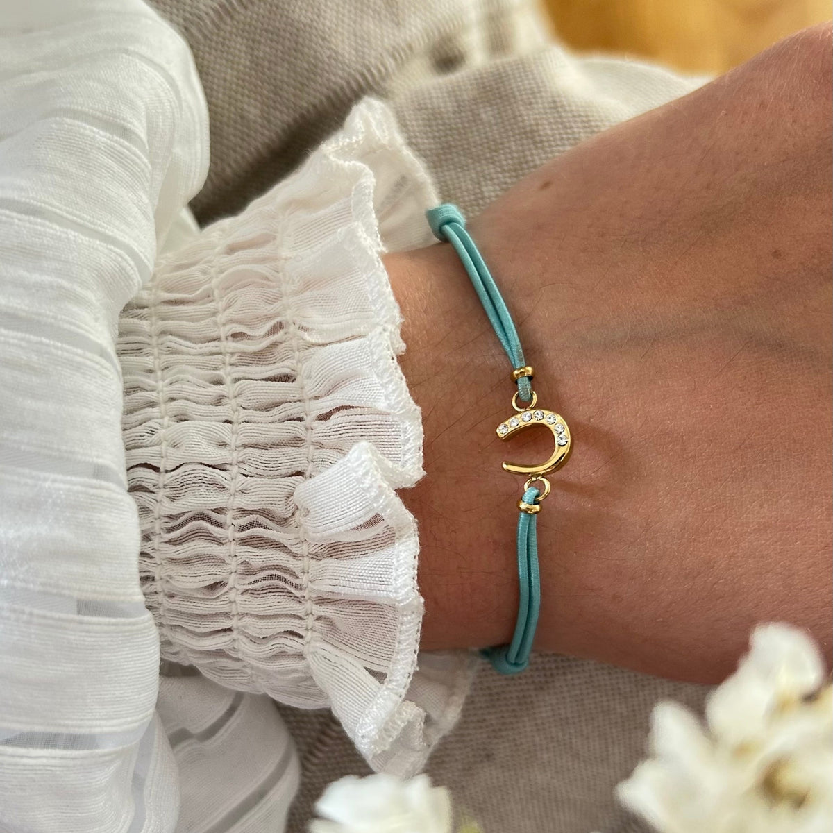 Equestrian Jewelry armband Lola: klein hoefijzer met strass-steentjes op een gekleurd koordje, in goud of zilver