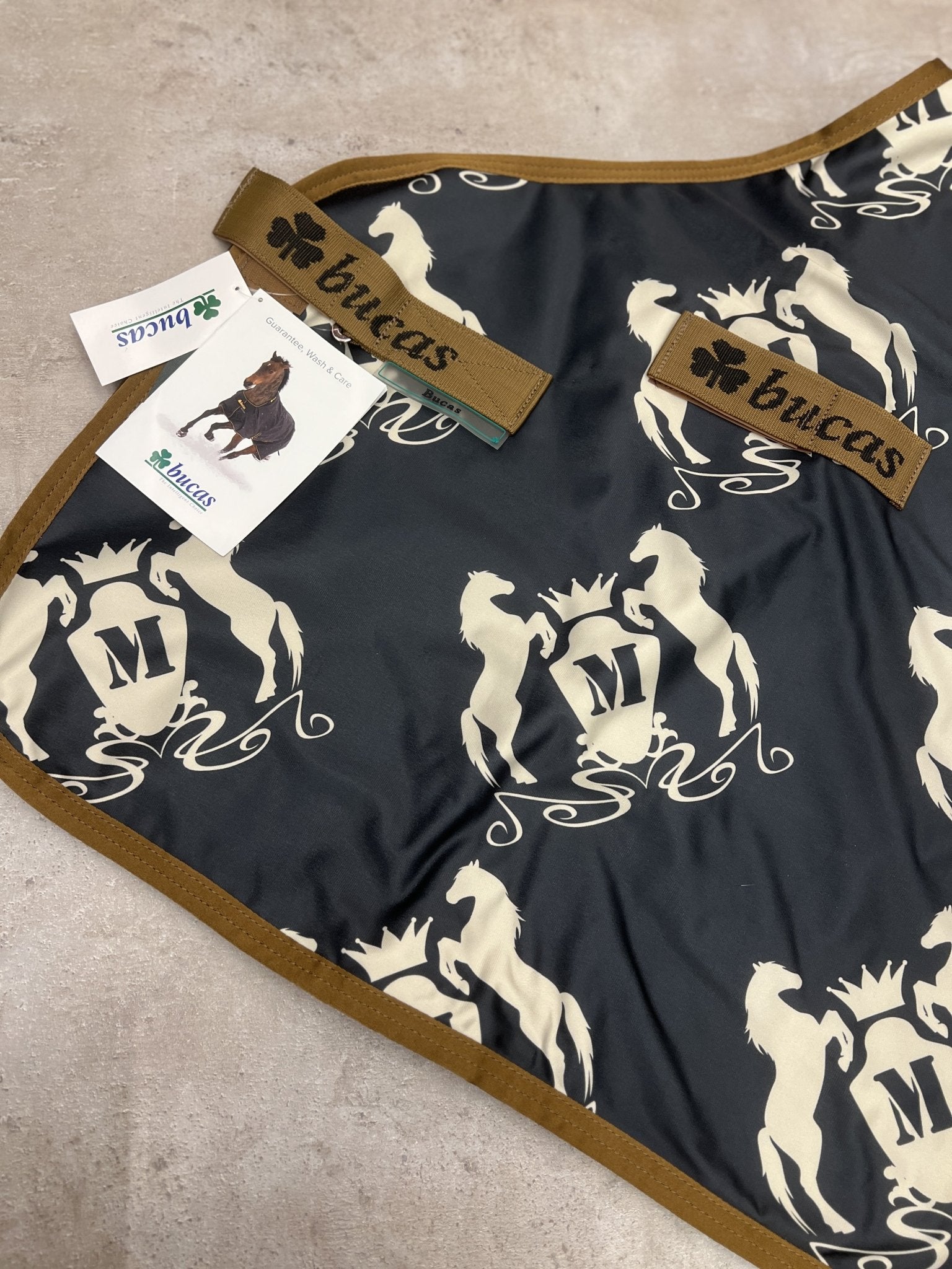 Bucas Printed Zweet - en transportdeken Maddelin Zweetdekens - Maddelin Equestrian Bucas