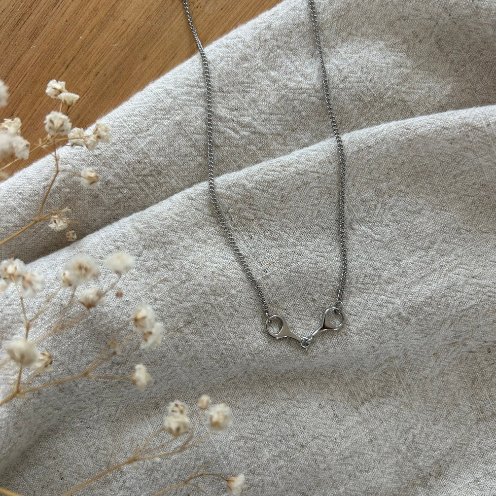 Equestrian Jewelry ketting Utah met bithanger aan een fijne ketting, in zilver en goud