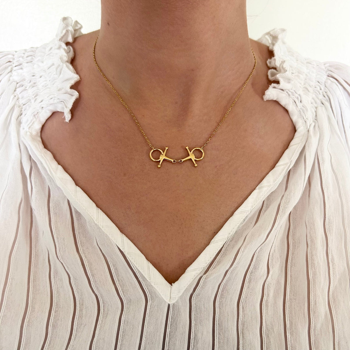 Equestrian Jewelry ketting Cisko met hanger in de vorm van een knebeltrens, in zilver en goud