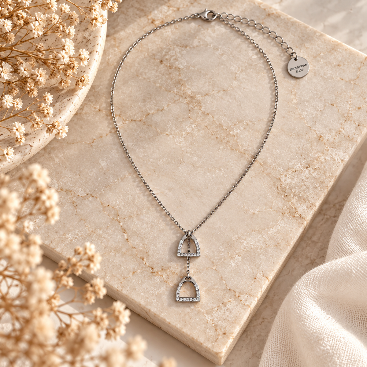 Equestrian Jewelry Y-ketting Cliff met twee stijgbeugels met strass-steentjes, in zilver en goud
