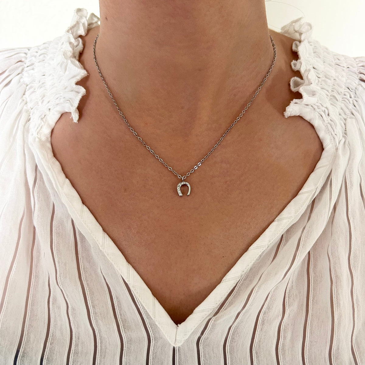 Equestrian Jewelry ketting Lola: fijne ketting met hoefijzerhanger bezet met zirkonia, in goud of zilver