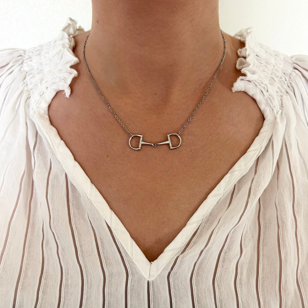 Equestrian Jewelry ketting Oly met hanger geïnspireerd op het Verdun-bit, in zilver en goud