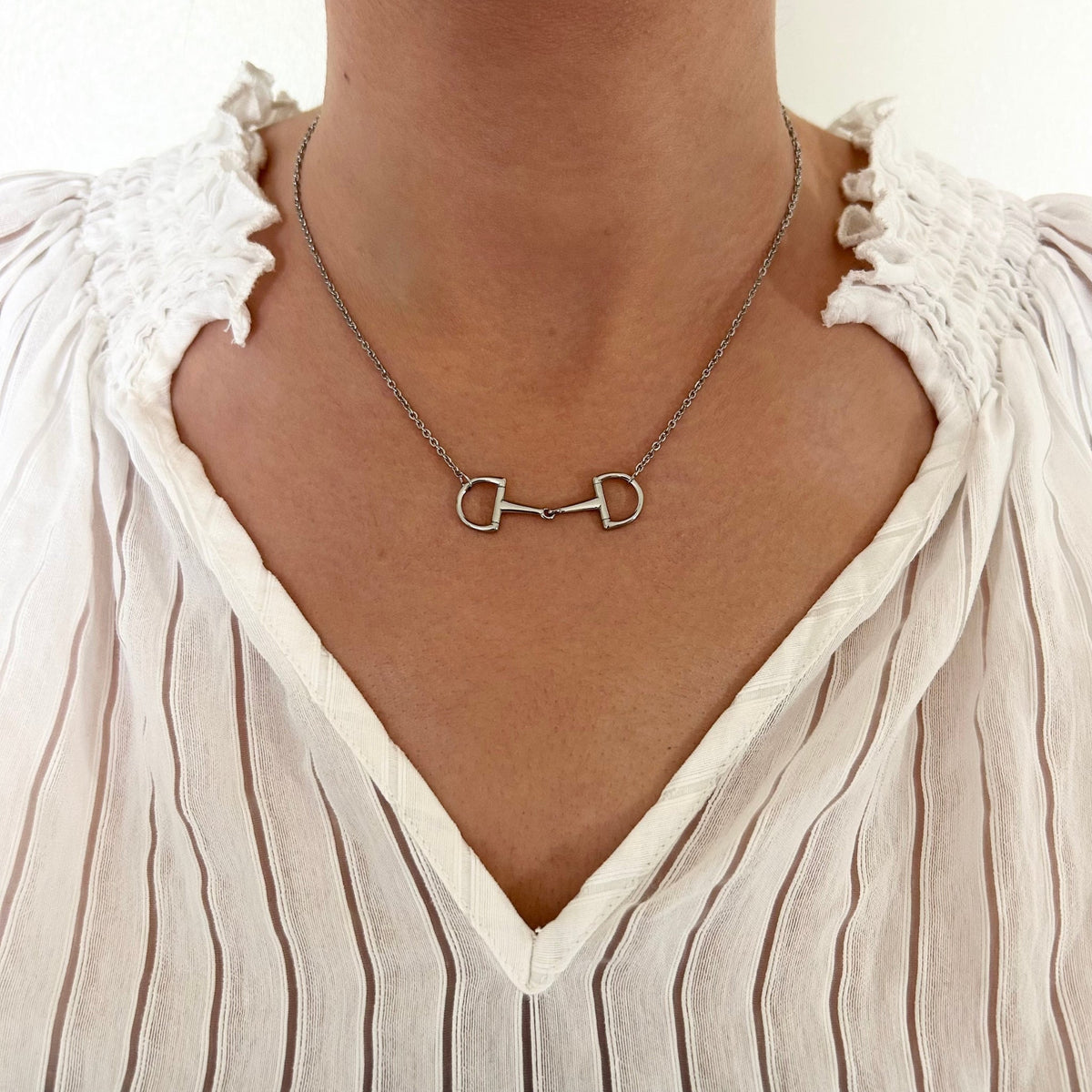 Equestrian Jewelry ketting Oly met hanger geïnspireerd op het Verdun-bit, in zilver en goud
