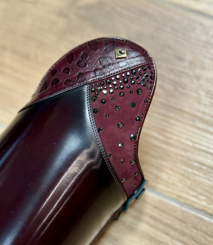 De Niro Bellini Brushed Burgundy G35 Musa & GGL80 Swarovski + Knee Comfort Rijlaarzen - Maddelin Equestrian De Niro Boot Co