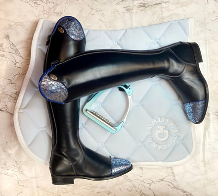 DeNiro Salentino 01/Smooth Blue Ice Sky Patent Electric Blue Crystals RSWB Sapphire Rijlaarzen - Maddelin Equestrian De Niro Boot Co