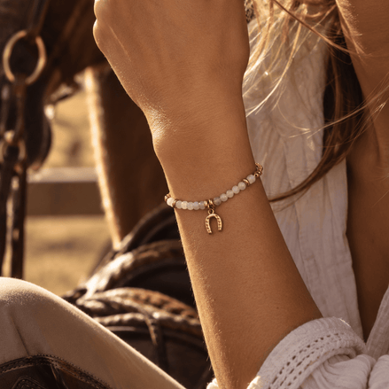 Equestrian Jewelry armband Azur met kleine facetgeslepen natuursteentjes en een hoefijzer in het midden