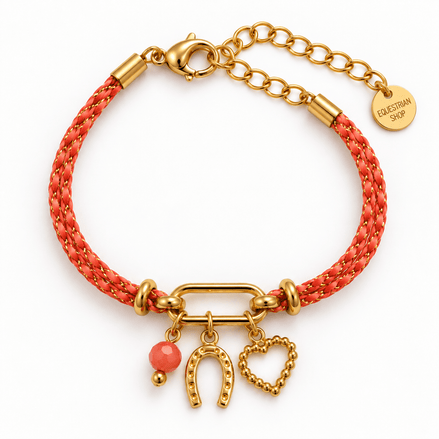 Equestrian Jewelry armband Epona: fijn koord met drie bedeltjes, een hoefijzer, een hartje en een natuursteen kraal