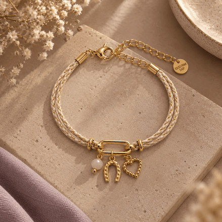 Equestrian Jewelry armband Epona: fijn koord met drie bedeltjes, een hoefijzer, een hartje en een natuursteen kraal