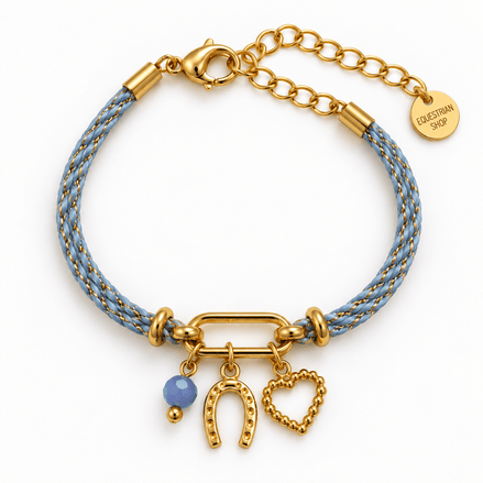 Equestrian Jewelry armband Epona: fijn koord met drie bedeltjes, een hoefijzer, een hartje en een natuursteen kraal