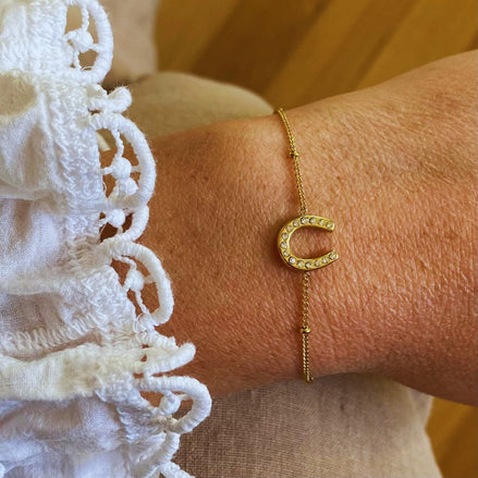 Equestrian Jewelry armband Fiera Strass: fijn kettinkje met een hoefijzerhanger bezet met strass-steentjes