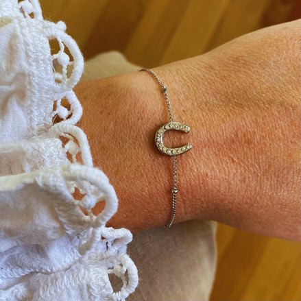 Equestrian Jewelry armband Fiera Strass: fijn kettinkje met een hoefijzerhanger bezet met strass-steentjes