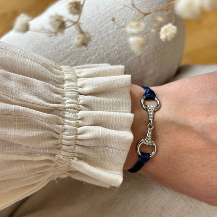 Equestrian Jewelry armband Sam: satijnen koord met een bit bezet met strass-steentjes, in goud of zilver