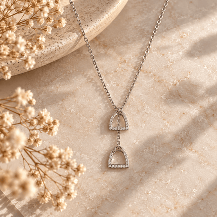 Equestrian Jewelry Y-ketting Cliff met twee stijgbeugels met strass-steentjes, in zilver en goud
