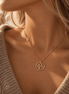 Equestrian Jewelry ketting Kimi met ronde opengewerkte hanger met gestileerd paardenhoofd, in zilver en goud