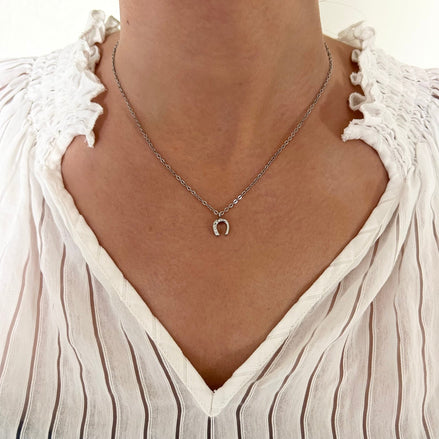 Equestrian Jewelry ketting Lola: fijne ketting met hoefijzerhanger bezet met zirkonia, in goud of zilver