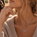 Equestrian Jewelry ketting Nali met grafische opengewerkte hoefijzerhanger, in zilver en goud