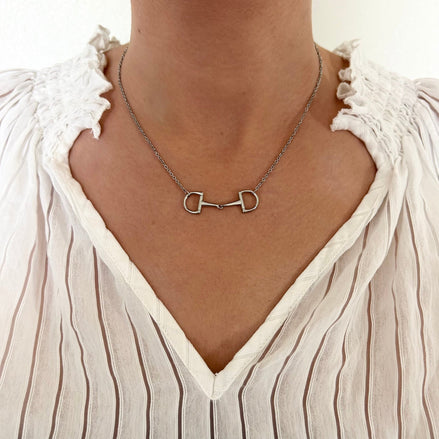 Equestrian Jewelry ketting Oly met hanger geïnspireerd op het Verdun-bit, in zilver en goud