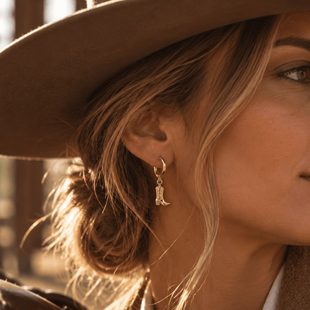 Equestrian Jewelry creolen Botty met hanger in de vorm van een rijlaars, in zilver en goud