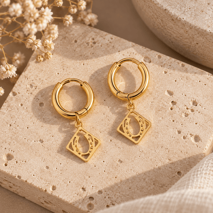 Equestrian Jewelry creolen Dixie met opengewerkte hanger en hoefijzer, in zilver en goud
