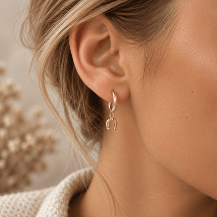 Equestrian Jewelry creolen Lili met klein hoefijzertje als hanger, in zilver en goud