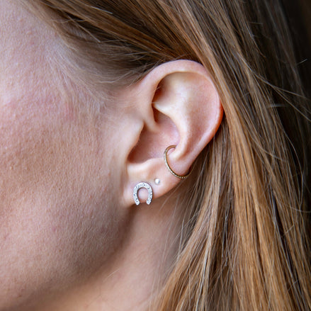 Equestrian Jewelry oorbellen Popy: hoefijzer-oorknopjes met losse strass-steentjes, in zilver of goud