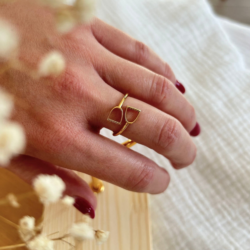 Equestrian Jewelry ring Stella in de vorm van een stijgbeugel rond de vinger, in zilver en goud
