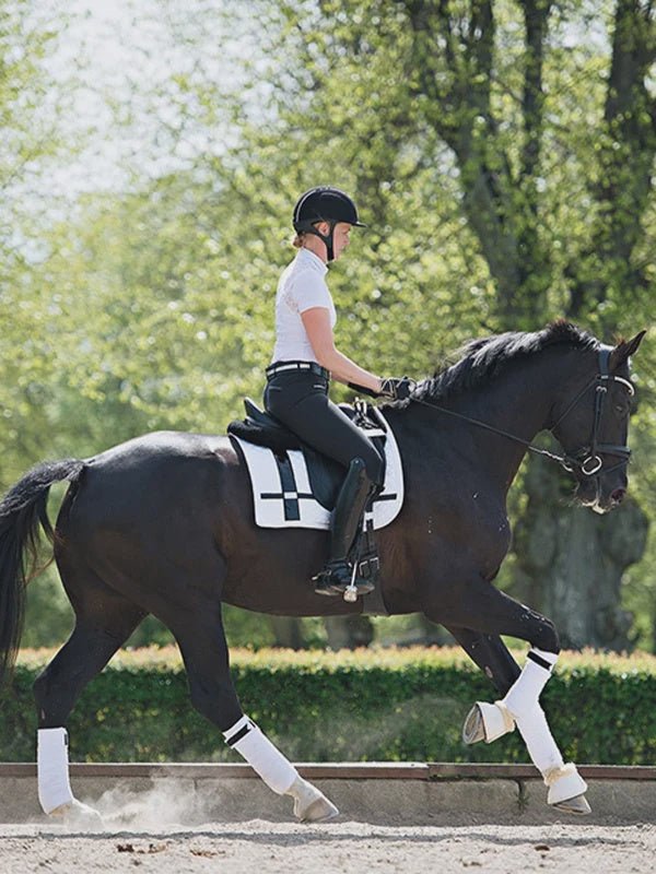 Equestrian Stockholm Zadeldek No Boundaries White Zadeldoeken - Maddelin Equestrian Equestrian Stockholm