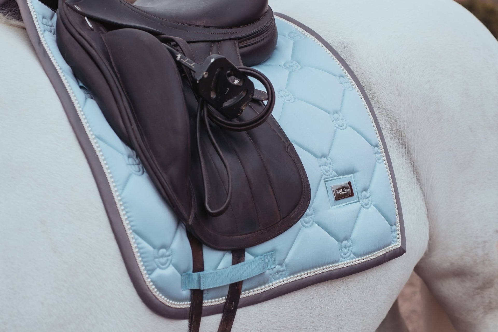 Equestrian Stockholm Zadeldoek Ice Blue Pearls Zadeldoeken - Maddelin Equestrian Equestrian Stockholm