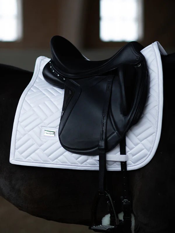 Equestrian Stockholm Zadeldoek Modern White Perfection Zadeldoeken - Maddelin Equestrian Equestrian Stockholm