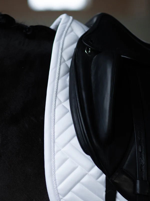 Equestrian Stockholm Zadeldoek Modern White Perfection Zadeldoeken - Maddelin Equestrian Equestrian Stockholm