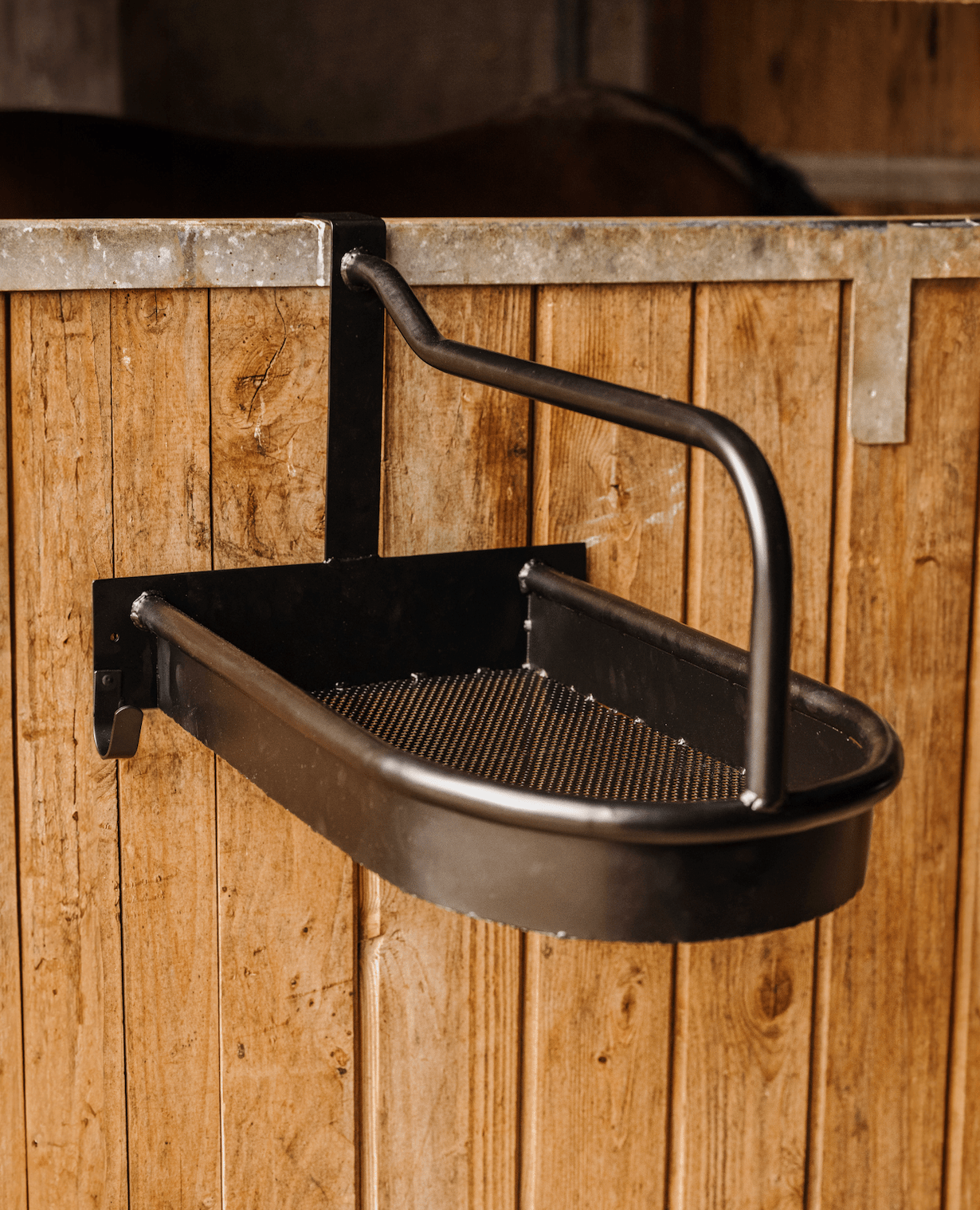 Hippotonic Verplaatsbare Zadelsteun Met Mand Stalbenodigdheden - Maddelin Equestrian Hippotonic