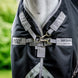 Detail van de borstafwerking van de Amigo 1200D Plus Turnout deken