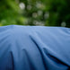 Detail van het 1200D buitenweefsel van de Amigo Plus Turnout deken in Navy