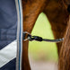 Staartkoord en achterafwerking van de Rambo 1680D Plus Turnout deken