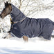 Horseware Rambo Duo Plus Turnout deken in Navy, zijaanzicht op het paard in de sneeuw